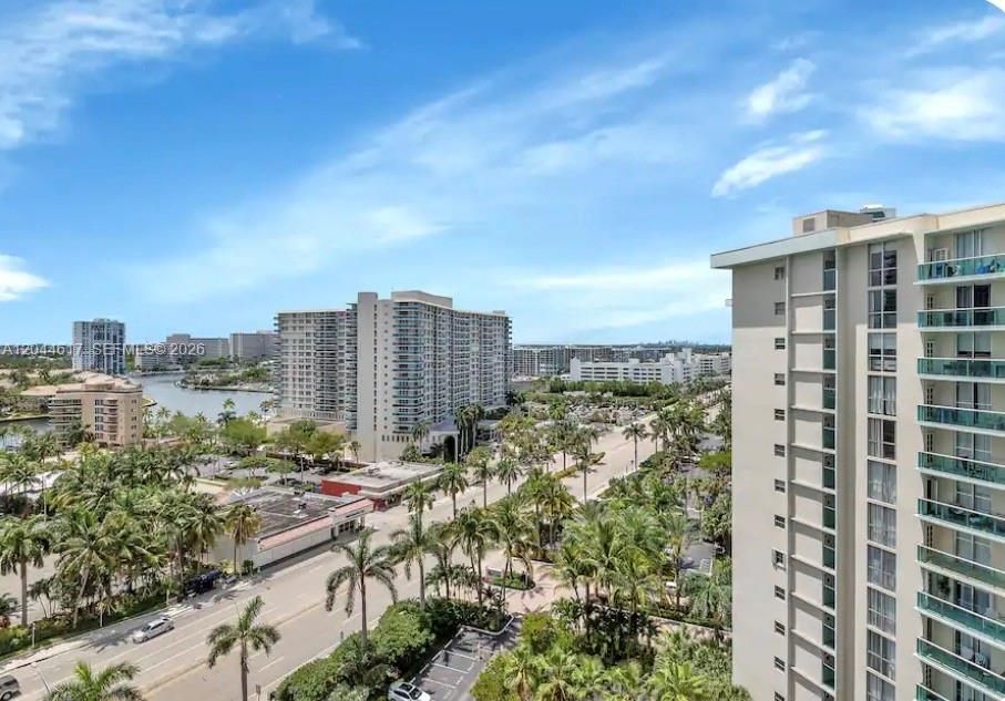 For Rent: $2,750 (2 beds, 1 baths, 905 Square Feet)
