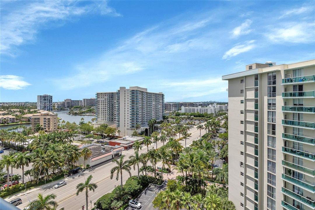 For Rent: $2,750 (2 beds, 1 baths, 905 Square Feet)