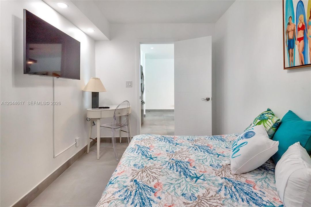For Rent: $2,750 (2 beds, 1 baths, 905 Square Feet)