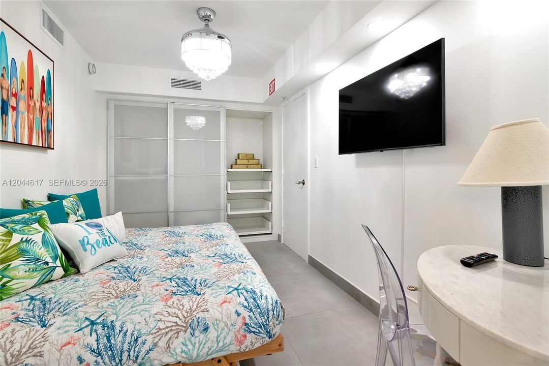 For Rent: $2,750 (2 beds, 1 baths, 905 Square Feet)