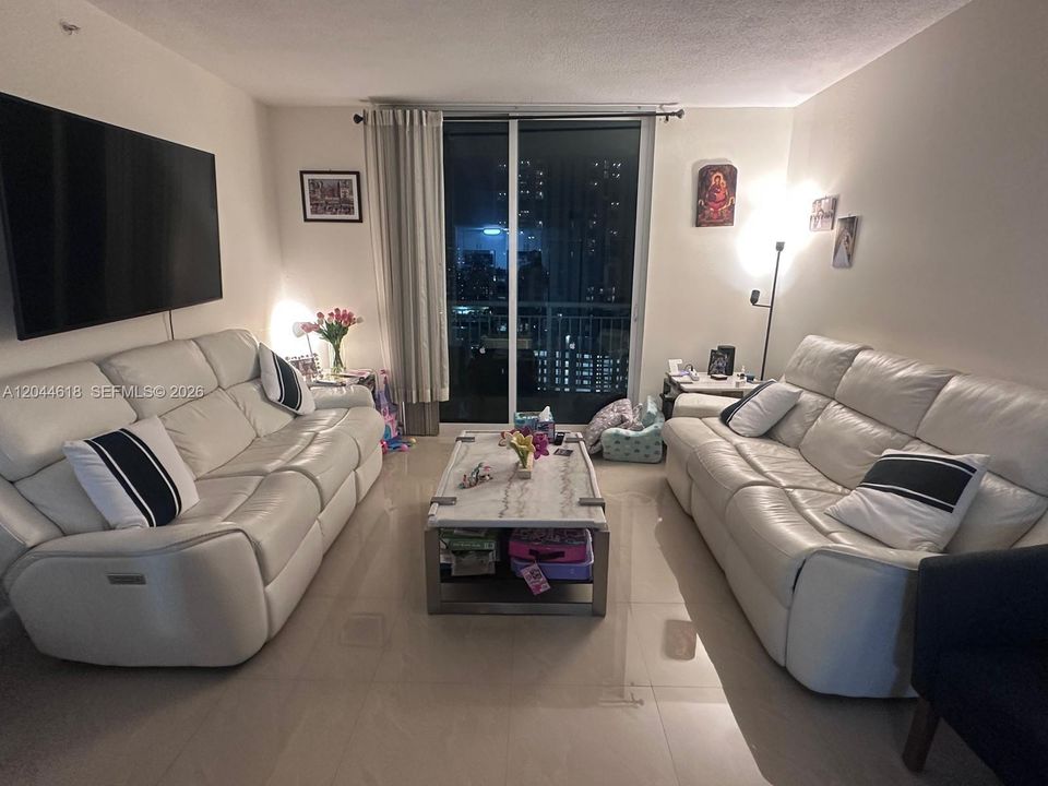 В аренду: $3,300 (2 спален, 2 ванн, 1051 Квадратных фут)