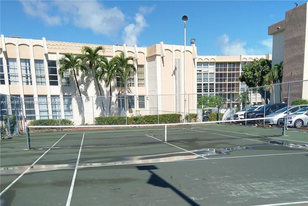 For Rent: $2,400 (2 beds, 2 baths, 1210 Square Feet)