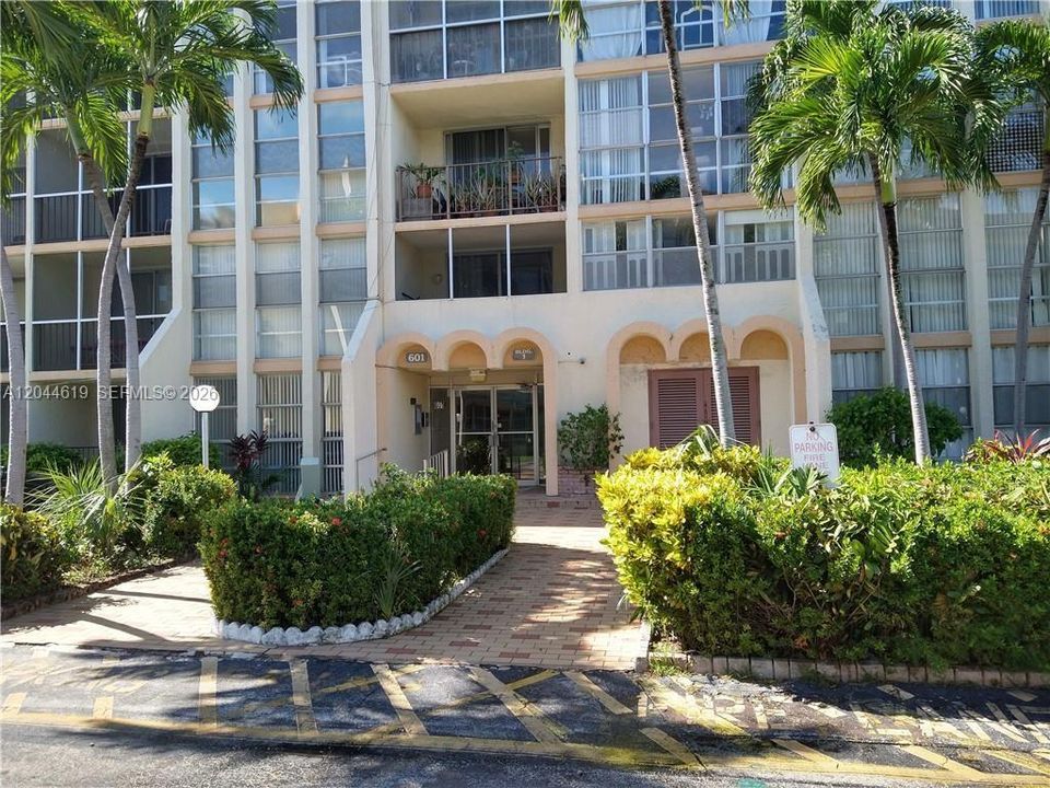 For Rent: $2,400 (2 beds, 2 baths, 1210 Square Feet)
