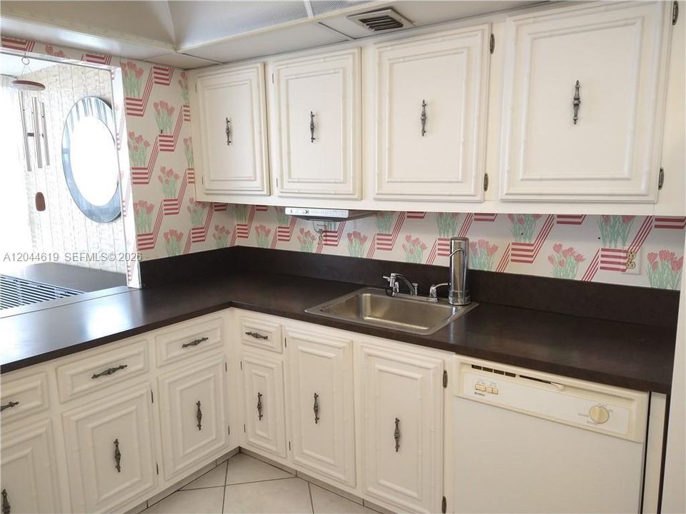 For Rent: $2,400 (2 beds, 2 baths, 1210 Square Feet)