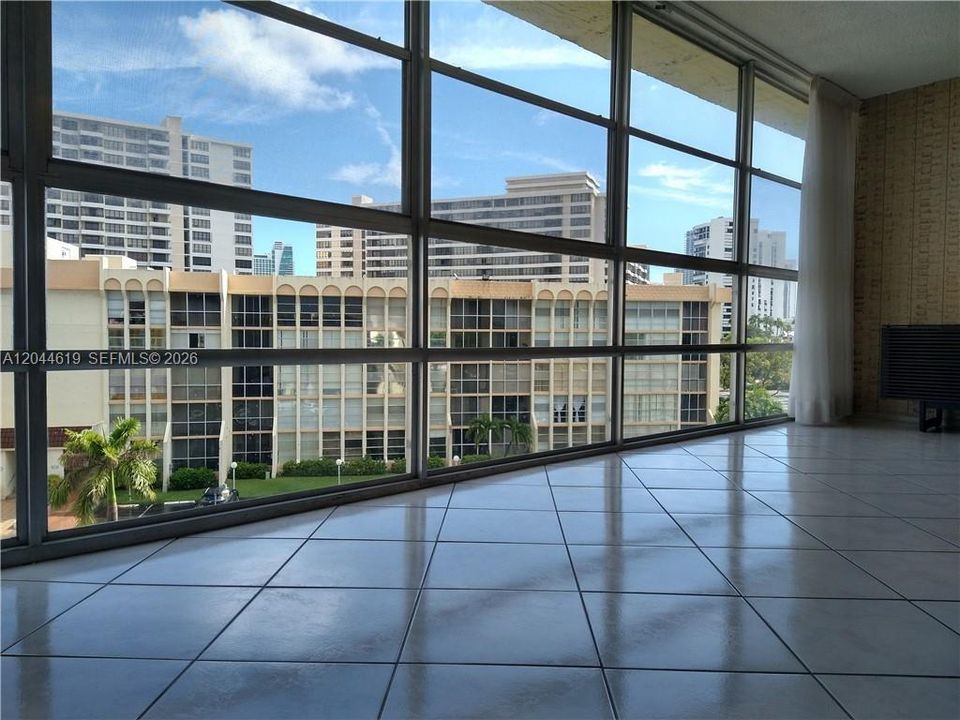 For Rent: $2,400 (2 beds, 2 baths, 1210 Square Feet)