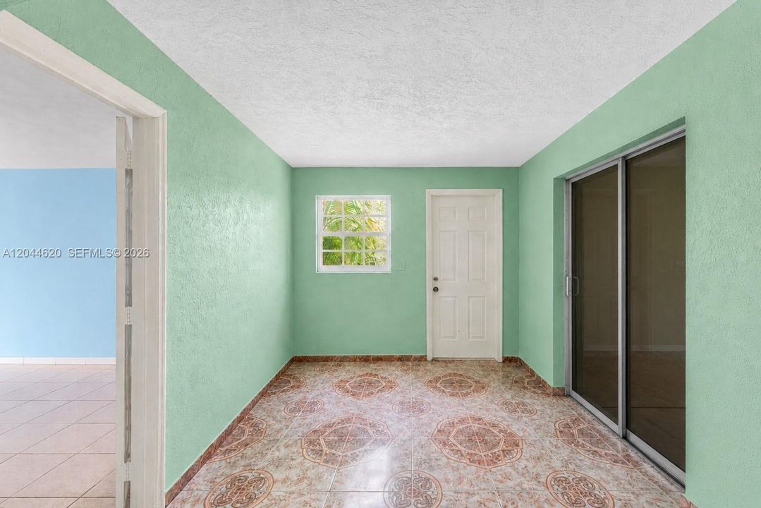 На продажу: $414,900 (4 спален, 2 ванн, 1875 Квадратных фут)