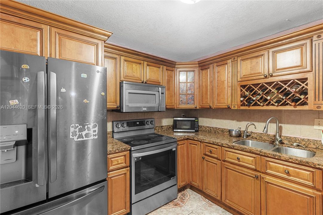 На продажу: $414,900 (4 спален, 2 ванн, 1875 Квадратных фут)