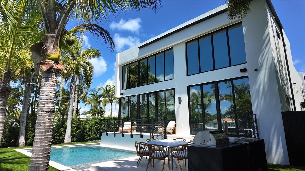 En Venta: $9,335,000 (6 camas, 6 baños, 5043 Pies cuadrados)