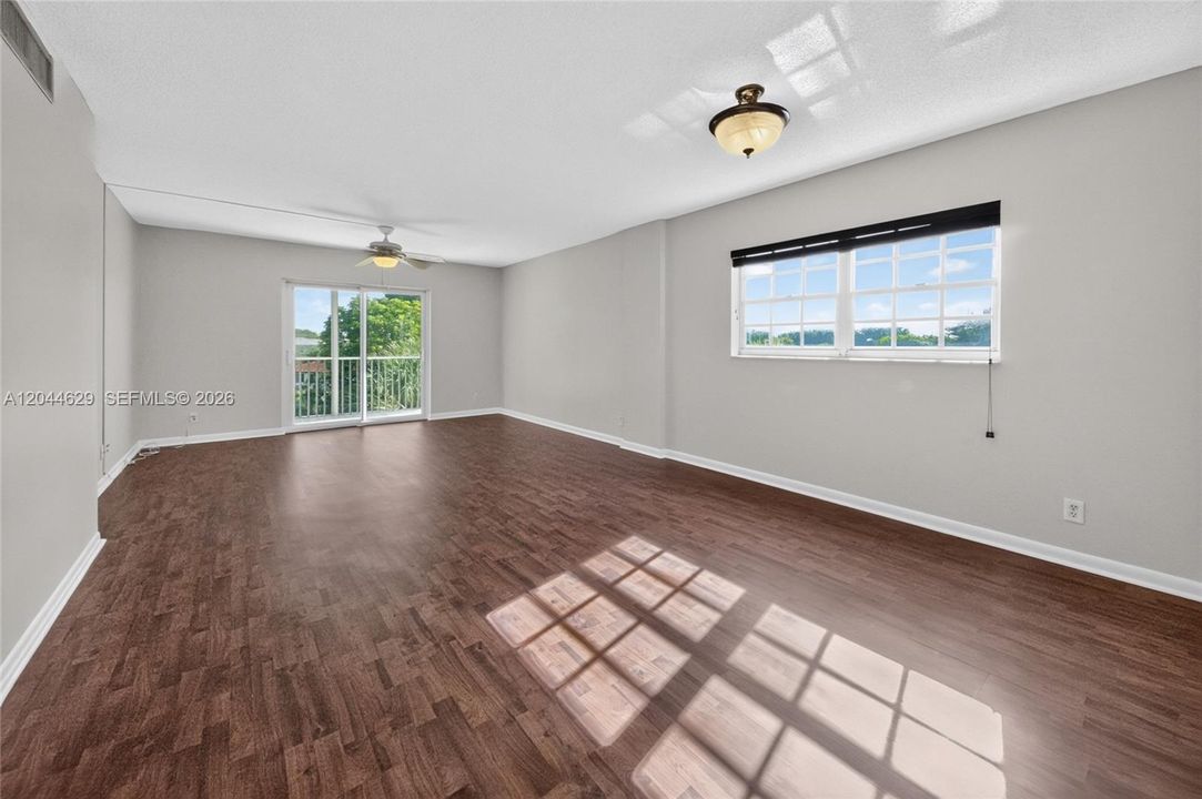 For Sale: $198,000 (2 beds, 2 baths, 900 Square Feet)