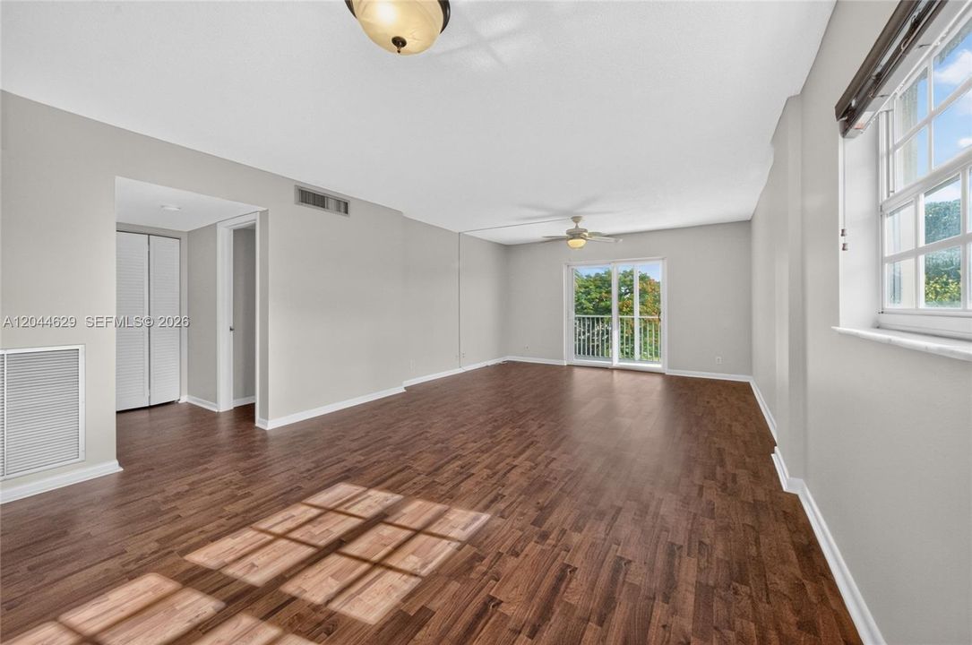For Sale: $198,000 (2 beds, 2 baths, 900 Square Feet)