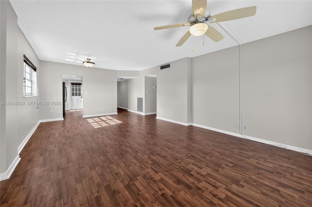 For Sale: $198,000 (2 beds, 2 baths, 900 Square Feet)