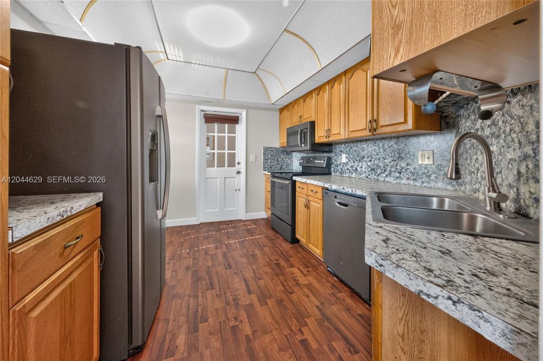 For Sale: $198,000 (2 beds, 2 baths, 900 Square Feet)