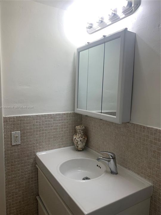 For Rent: $2,250 (2 beds, 1 baths, 866 Square Feet)