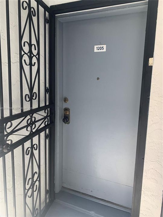For Rent: $2,250 (2 beds, 1 baths, 866 Square Feet)