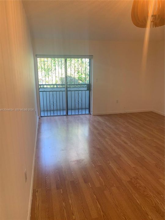 For Rent: $2,250 (2 beds, 1 baths, 866 Square Feet)