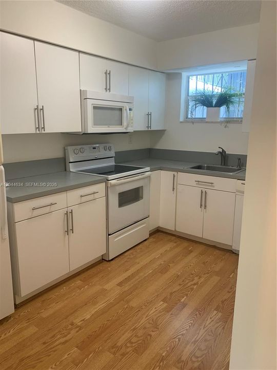 For Rent: $2,250 (2 beds, 1 baths, 866 Square Feet)