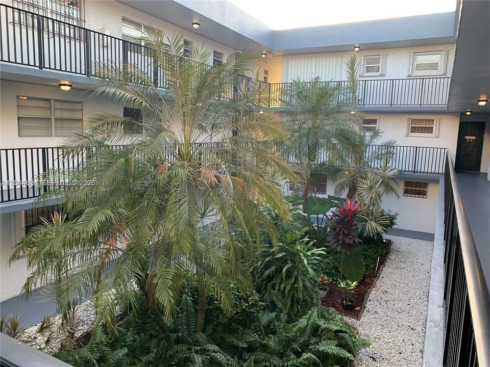 For Rent: $2,250 (2 beds, 1 baths, 866 Square Feet)