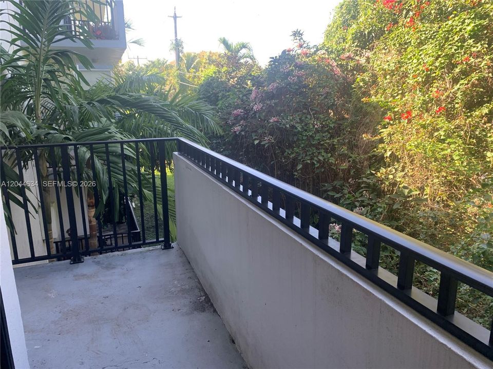 For Rent: $2,250 (2 beds, 1 baths, 866 Square Feet)