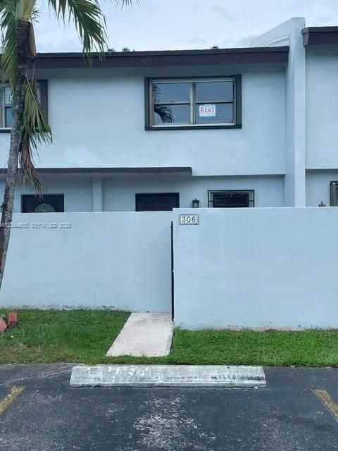 В аренду: $2,400 (2 спален, 2 ванн, 980 Квадратных фут)