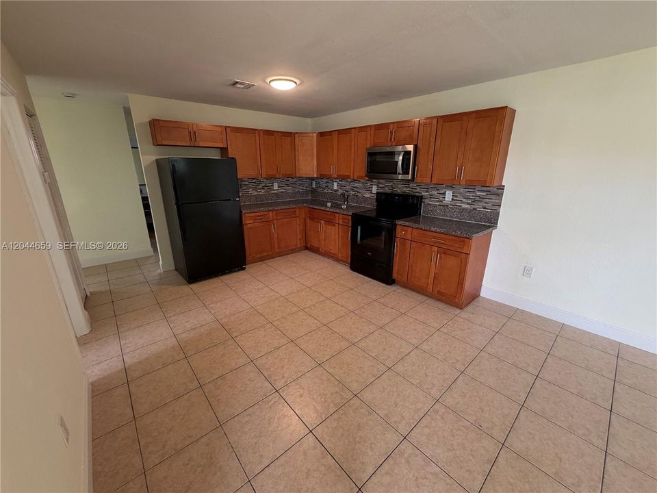 For Rent: $3,500 (4 beds, 2 baths, 1516 Square Feet)