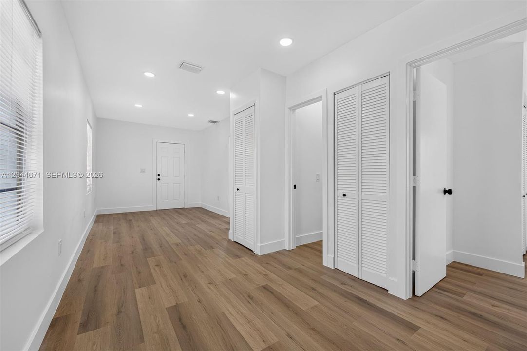 В аренду: $2,400 (2 спален, 1 ванн, 700 Квадратных фут)