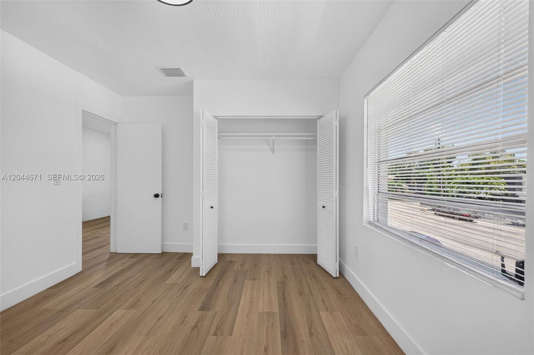 В аренду: $2,400 (2 спален, 1 ванн, 700 Квадратных фут)