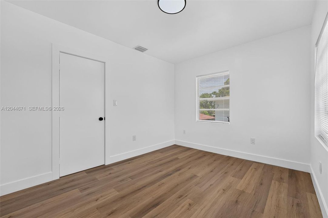 В аренду: $2,400 (2 спален, 1 ванн, 700 Квадратных фут)