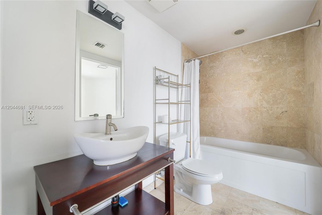 For Rent: $2,780 (1 beds, 1 baths, 704 Square Feet)