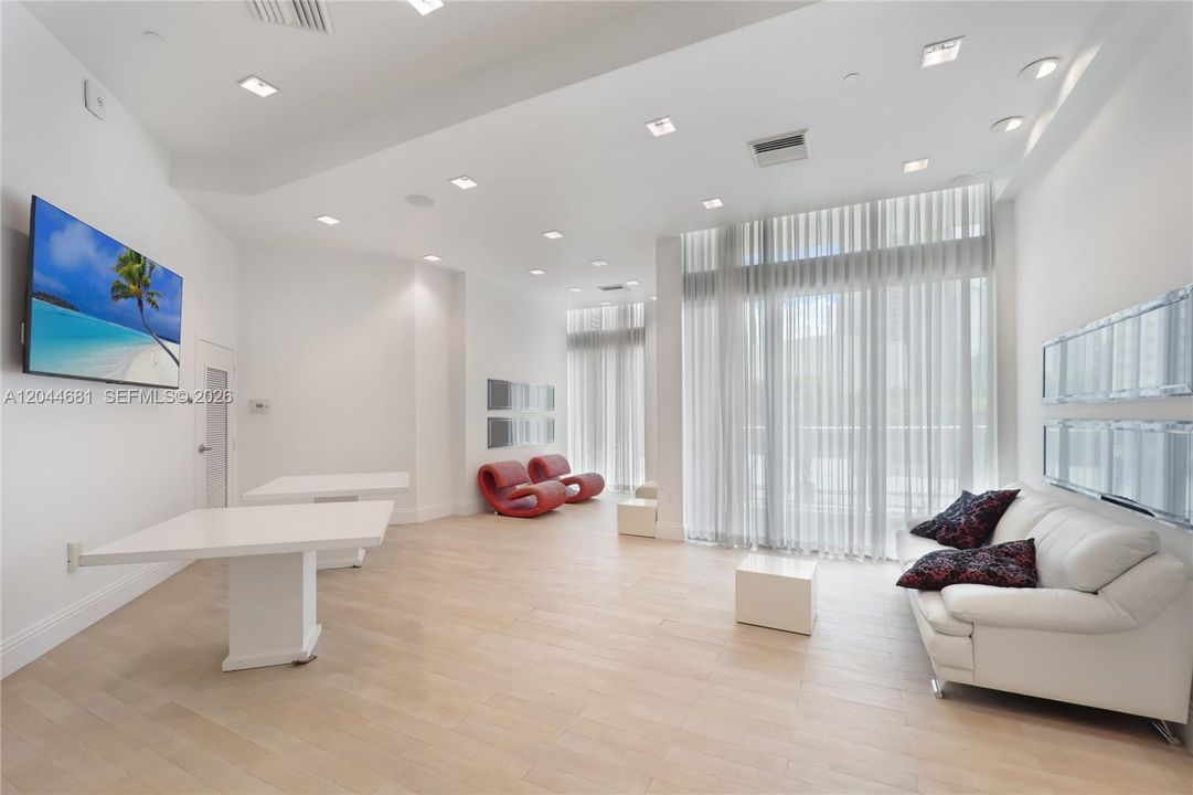 For Rent: $2,780 (1 beds, 1 baths, 704 Square Feet)
