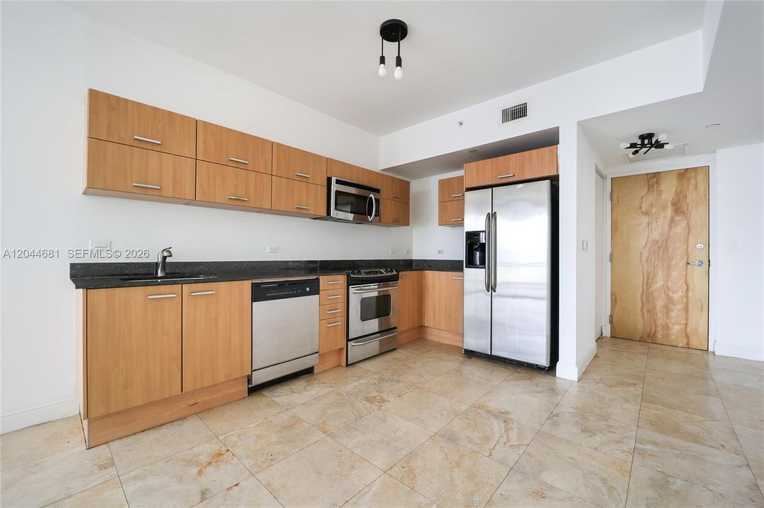 For Rent: $2,780 (1 beds, 1 baths, 704 Square Feet)