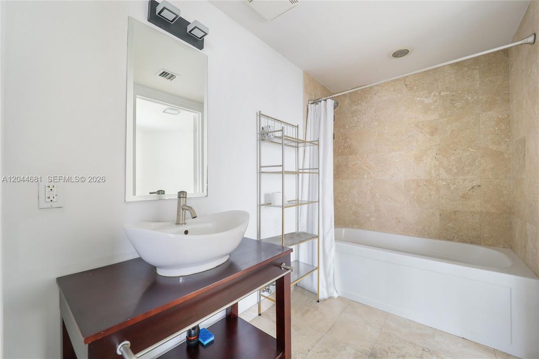 For Rent: $2,780 (1 beds, 1 baths, 704 Square Feet)