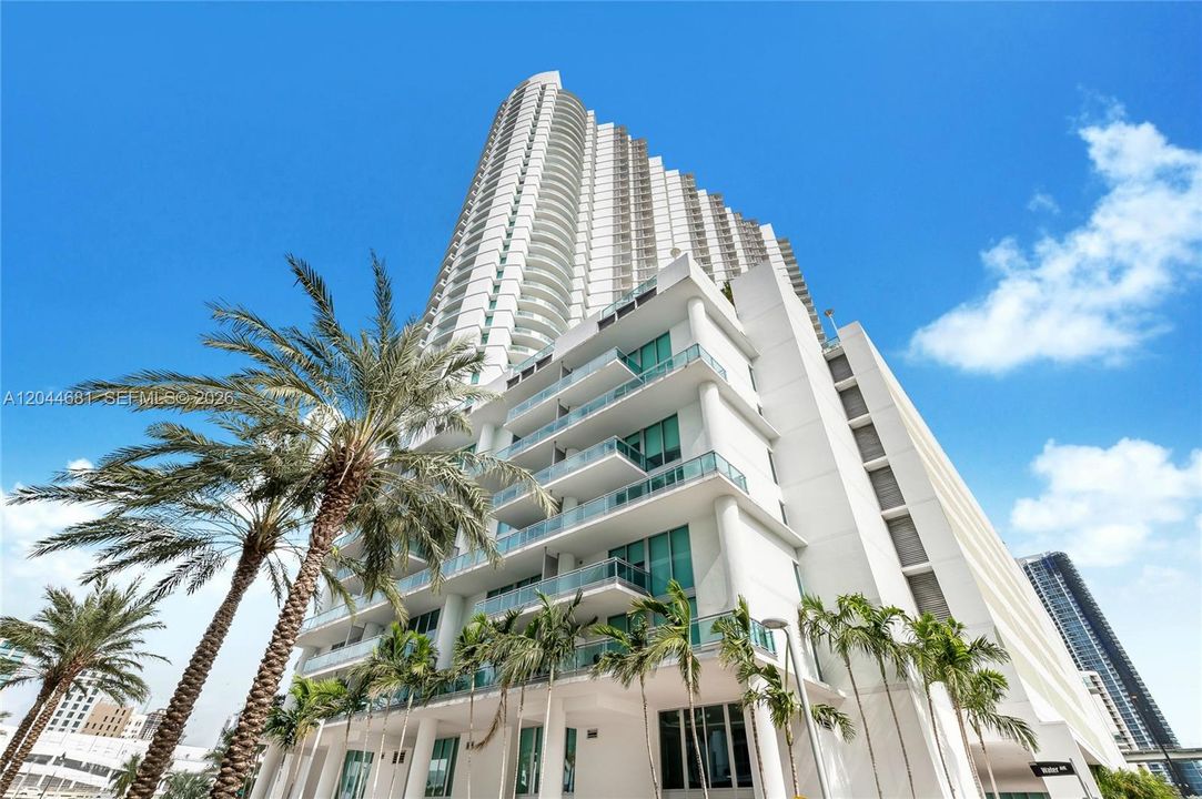 For Rent: $2,780 (1 beds, 1 baths, 704 Square Feet)