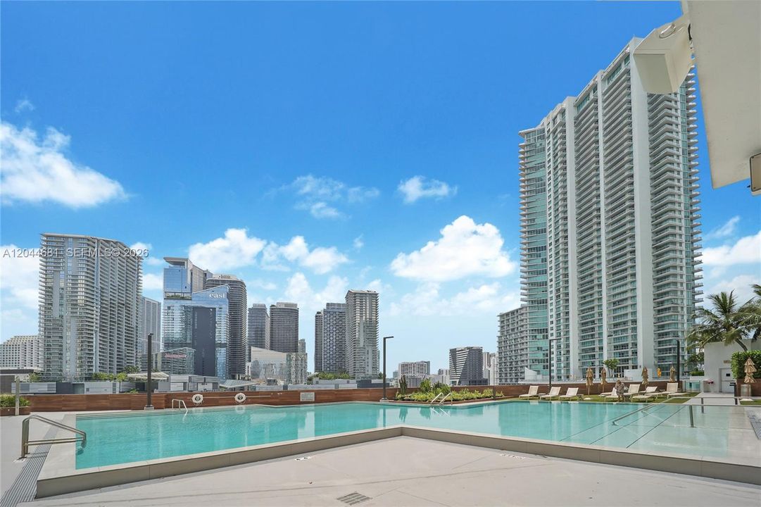 For Rent: $2,780 (1 beds, 1 baths, 704 Square Feet)