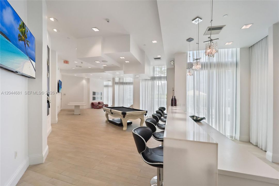 For Rent: $2,780 (1 beds, 1 baths, 704 Square Feet)