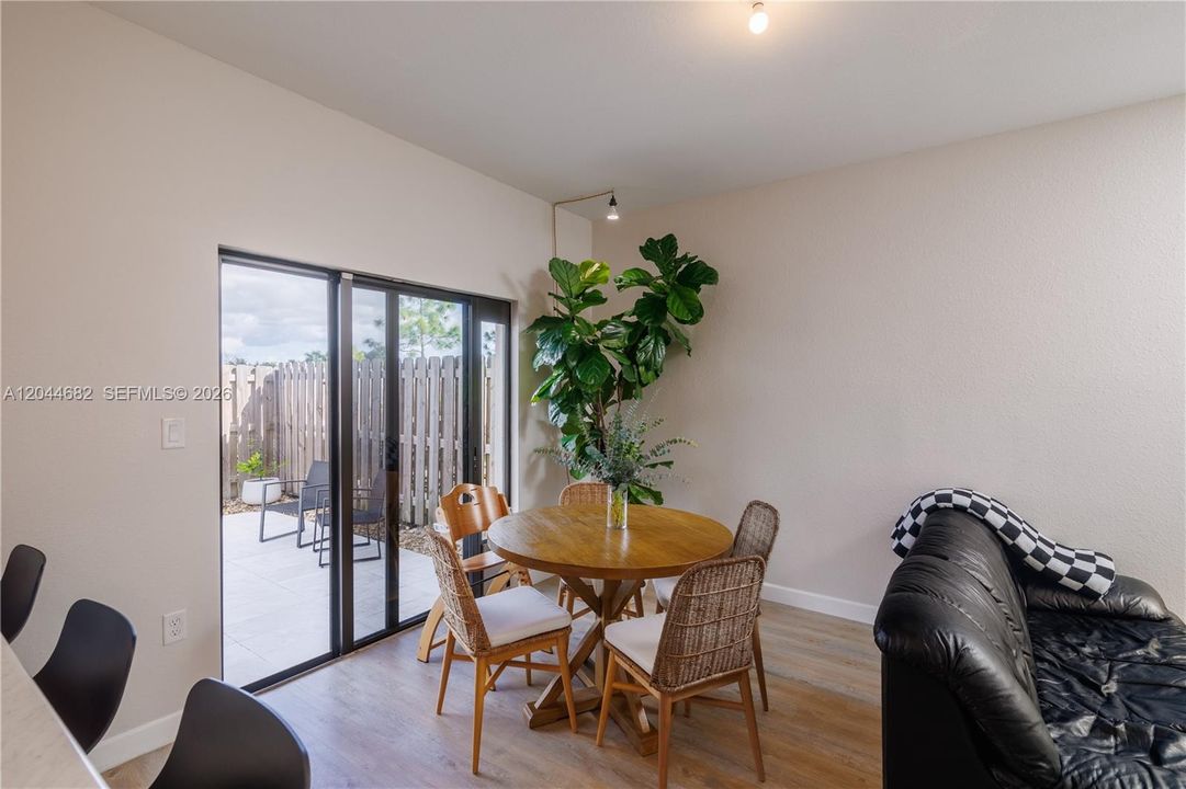 En Venta: $415,000 (3 camas, 2 baños, 1335 Pies cuadrados)