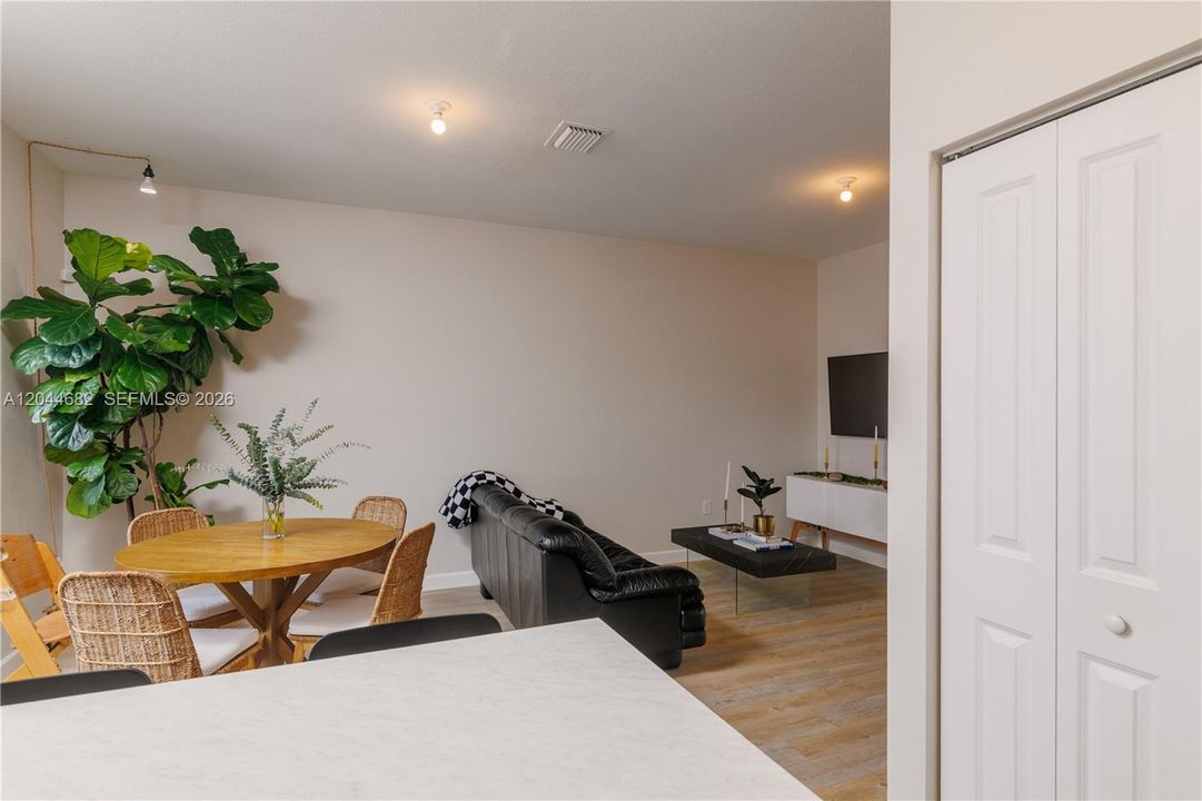 En Venta: $415,000 (3 camas, 2 baños, 1335 Pies cuadrados)
