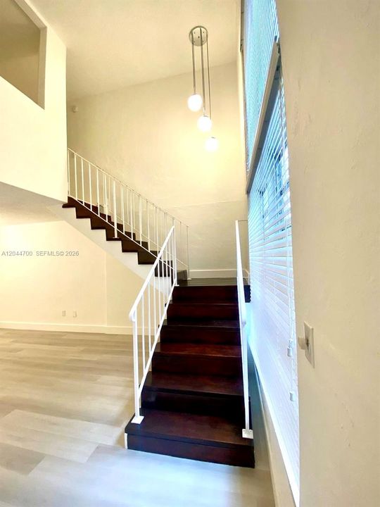 For Rent: $1,975 (1 beds, 1 baths, 930 Square Feet)