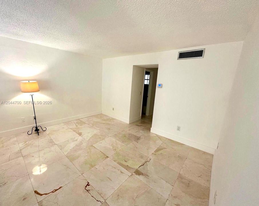 For Rent: $1,975 (1 beds, 1 baths, 930 Square Feet)