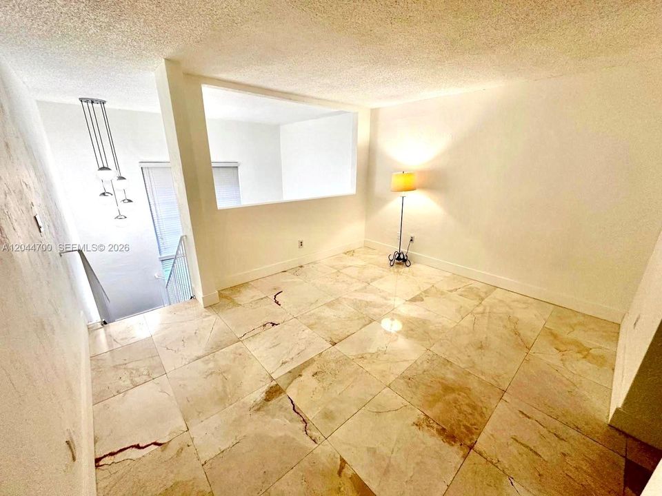 For Rent: $1,975 (1 beds, 1 baths, 930 Square Feet)