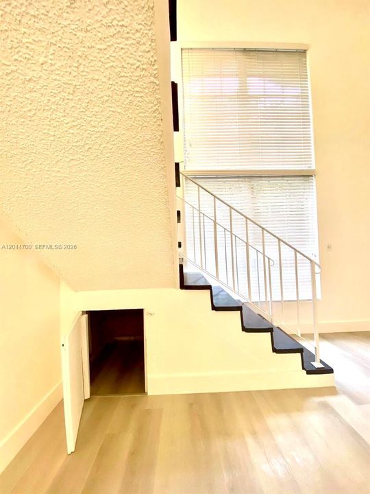 For Rent: $1,975 (1 beds, 1 baths, 930 Square Feet)