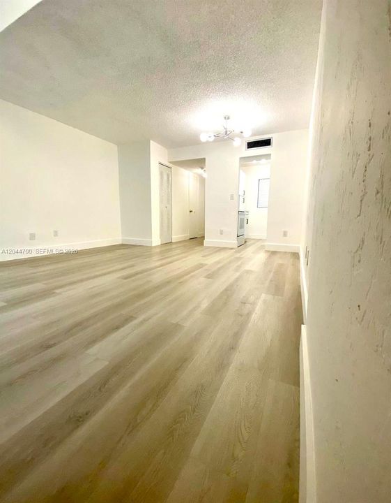 For Rent: $1,975 (1 beds, 1 baths, 930 Square Feet)