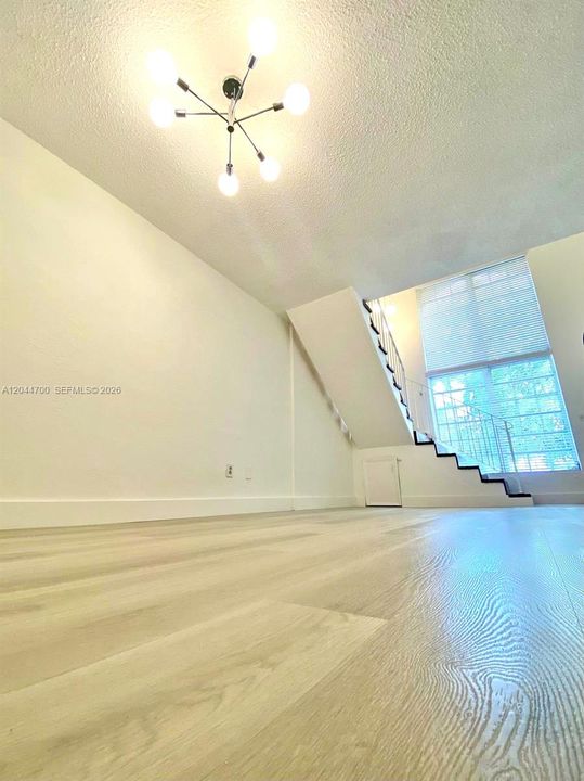 For Rent: $1,975 (1 beds, 1 baths, 930 Square Feet)