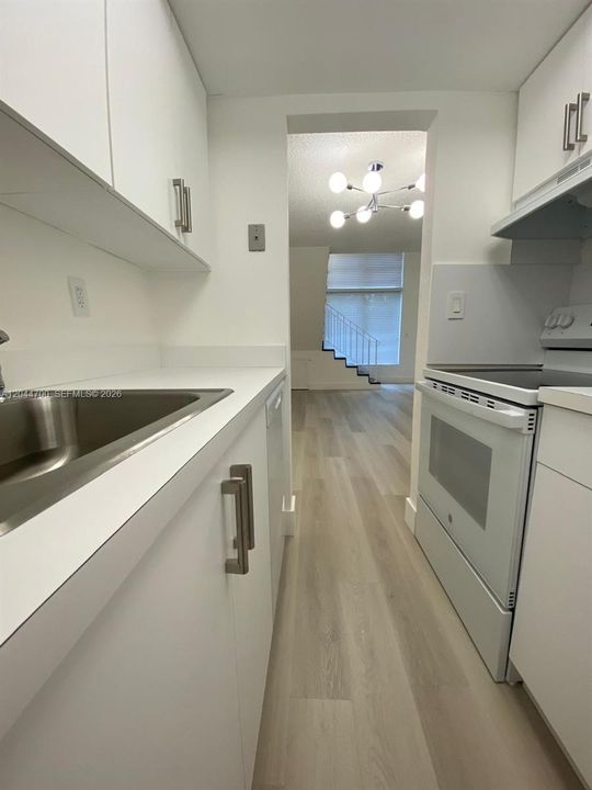 For Rent: $1,975 (1 beds, 1 baths, 930 Square Feet)