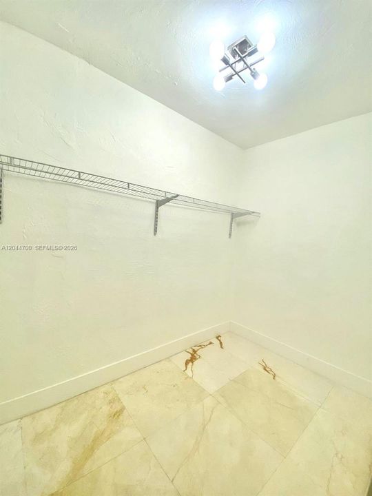 For Rent: $1,975 (1 beds, 1 baths, 930 Square Feet)