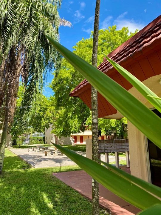 For Rent: $1,975 (1 beds, 1 baths, 930 Square Feet)