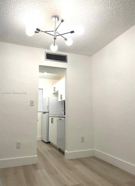 For Rent: $1,975 (1 beds, 1 baths, 930 Square Feet)