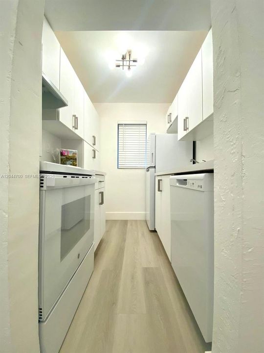For Rent: $1,975 (1 beds, 1 baths, 930 Square Feet)