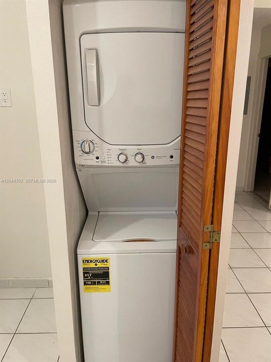 For Rent: $2,200 (2 beds, 2 baths, 870 Square Feet)