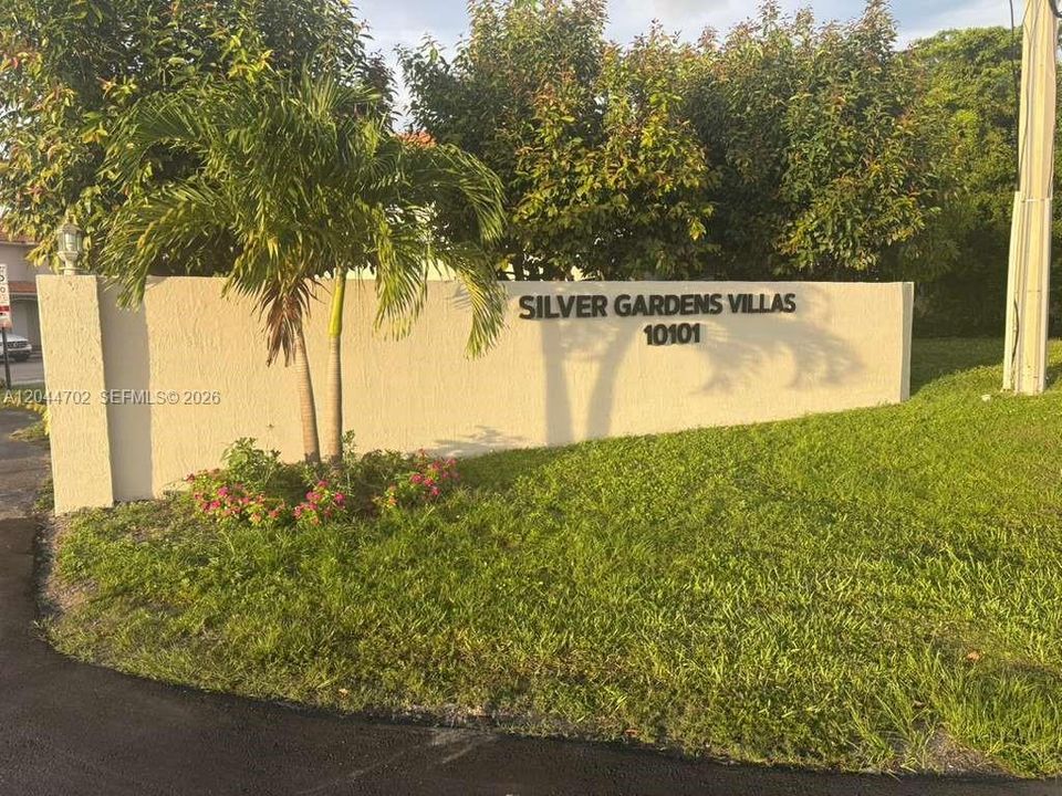 For Rent: $2,200 (2 beds, 2 baths, 870 Square Feet)