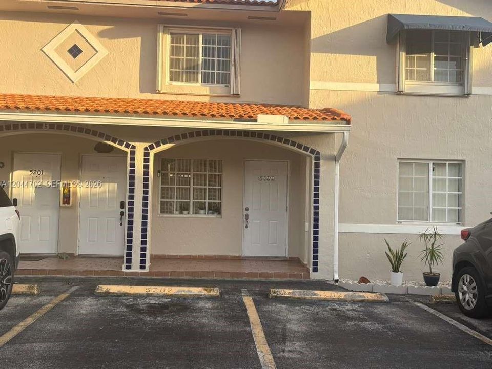 For Rent: $2,200 (2 beds, 2 baths, 870 Square Feet)
